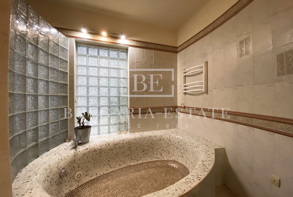 Элитный дом с бассейном, сауной, рядом с пляжем Кабакум, город. 515 кв. м. Площадь этажа, 4 спальни - 0