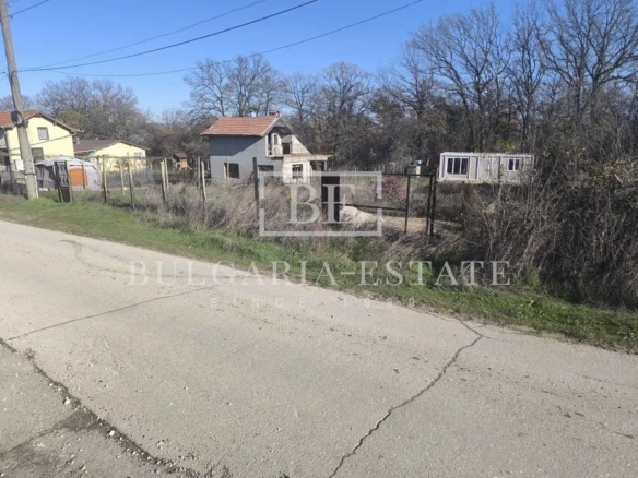 Парцел 570 кв.м. на асфалтов път с ток, вода, контейнерна къща и гора - 0