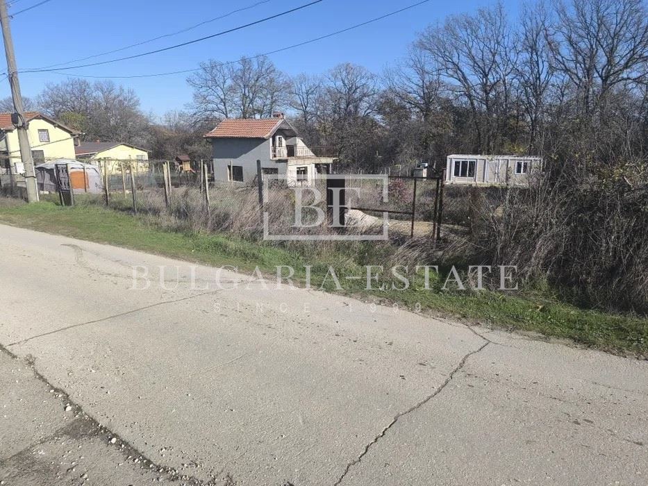Парцел 570 кв.м. на асфалтов път с ток, вода, контейнерна къща и гора - 0