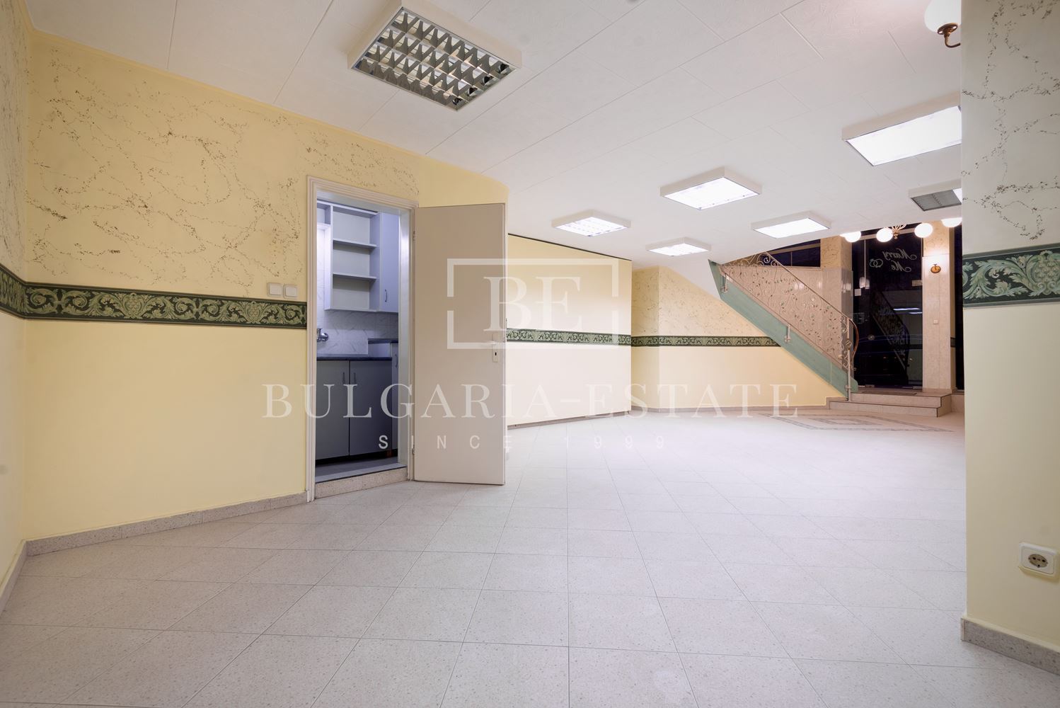 Ексклузивно от България Естейт: Магазин и Коктейл Бар в Центъра на Варна - 0