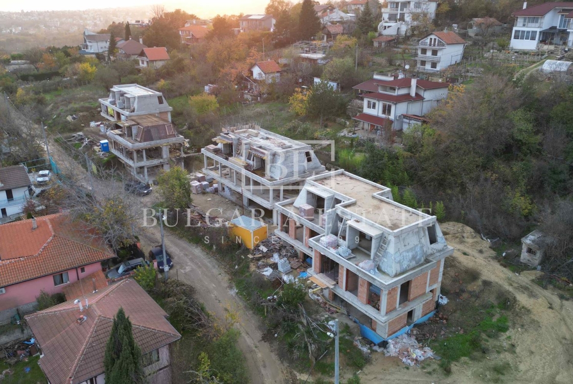 Новый трехэтажный дом со двором в Манастирском хребте - 0