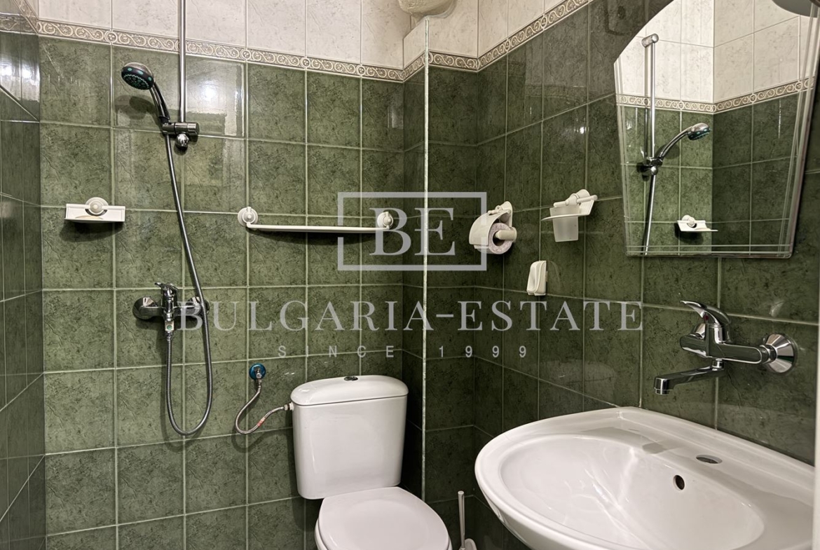 Елегантен тристаен апартамент, напълно обзаведен, в топ центъра на Варна - 0