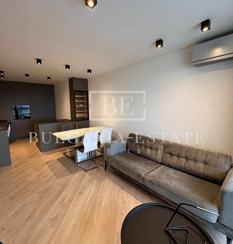 Stylish one-bedroom apartment for rent in an iconic building in. Breeze - 0