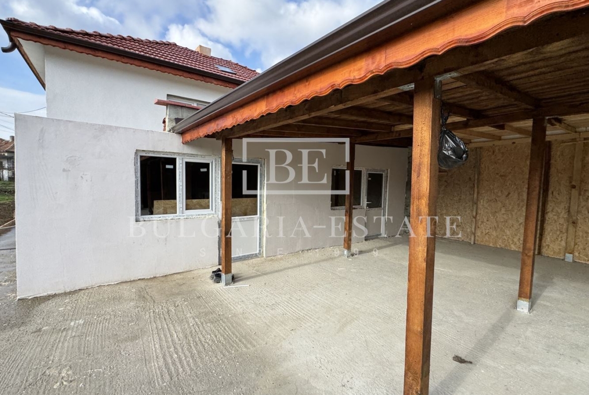 Прекрасна реновирана къща с голям двор – само на 12 км от центъра на Варна, с. Бенковски - 0