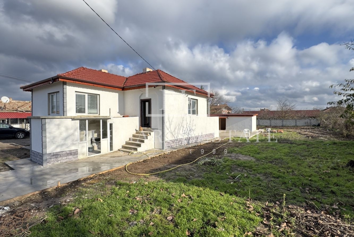 Прекрасна реновирана къща с голям двор – само на 12 км от центъра на Варна, с. Бенковски - 0