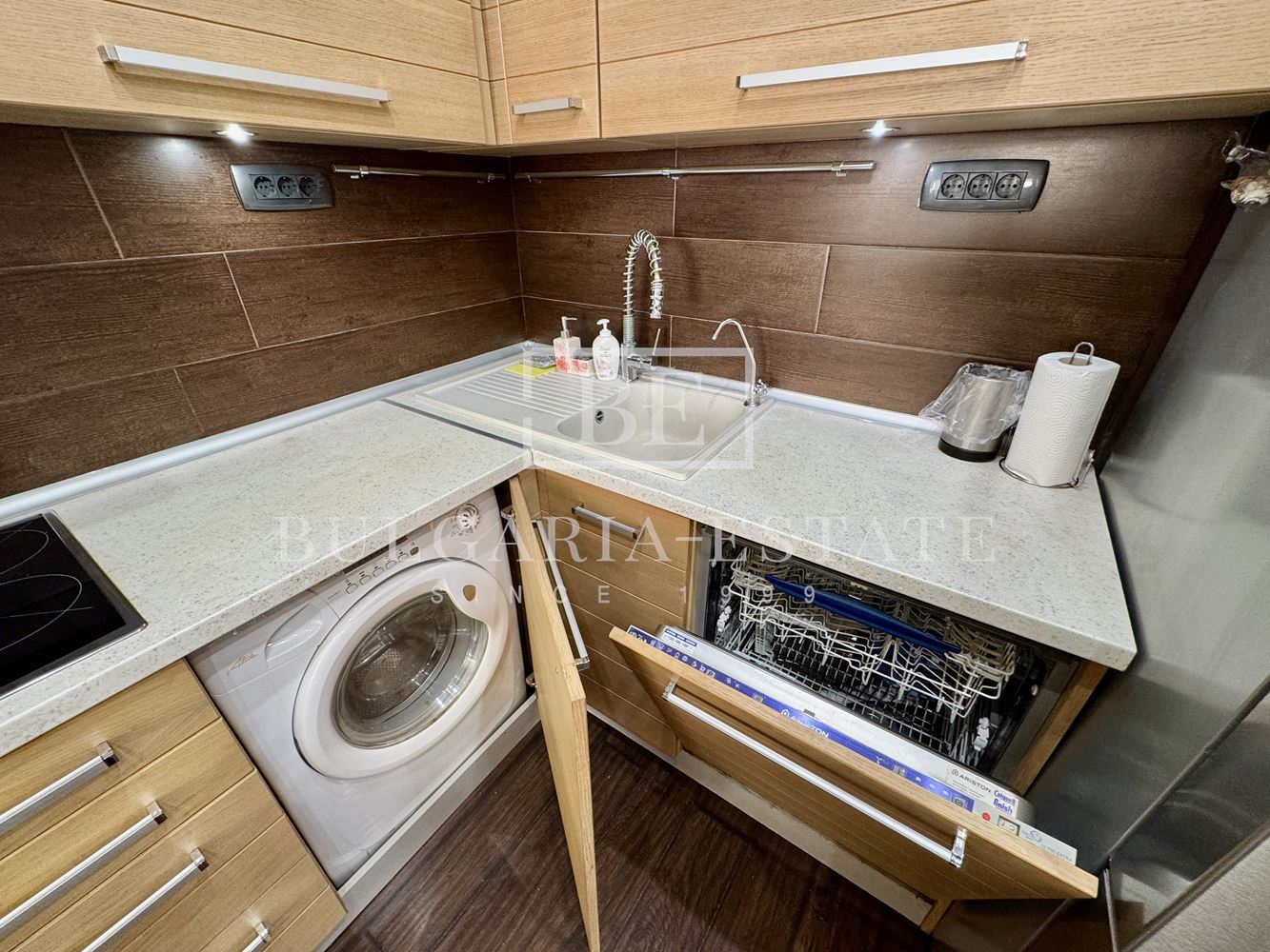 Елегантен тристаен апартамент, напълно обзаведен, в топ центъра на Варна-0 Елегантен тристаен апартамент, напълно обзаведен, в топ центъра на Варна - 0