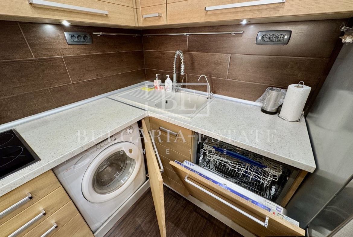 Елегантен тристаен апартамент, напълно обзаведен, в топ центъра на Варна - 0