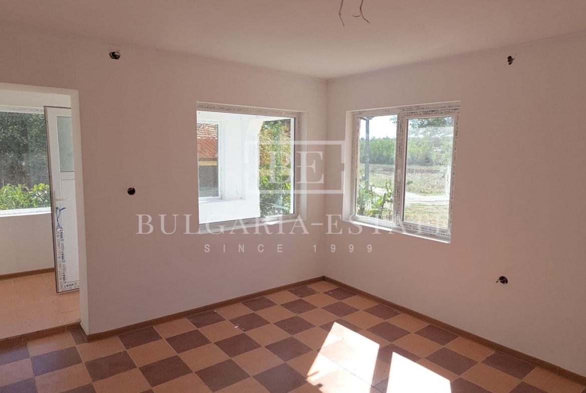 Реновирана къща с голяма градина - 0