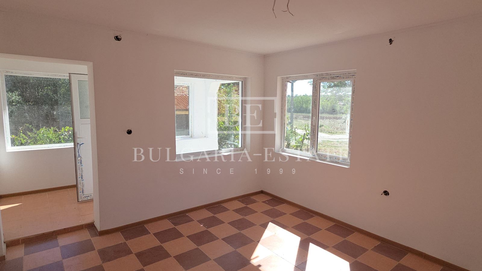 Реновирана къща с голяма градина - 0