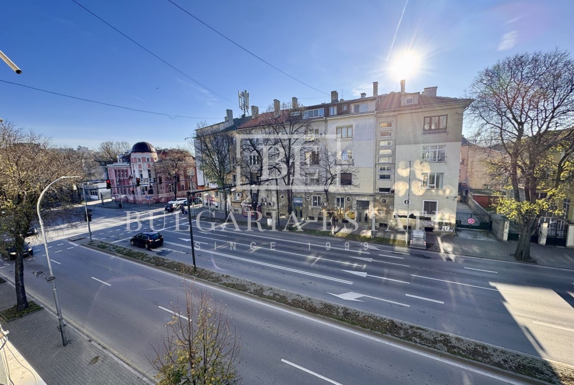 Елегантен тристаен апартамент, напълно обзаведен, в топ центъра на Варна - 0