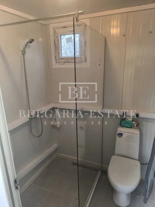 Парцел 570 кв.м. на асфалтов път с ток, вода, контейнерна къща и гора - 0