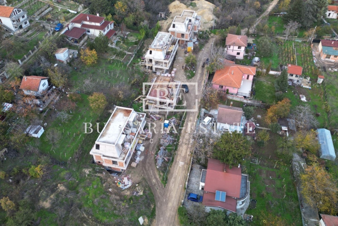 Дом 199 кв.м с двором 300 кв.м и 2 парковочными местами - Манастирски рид - 0