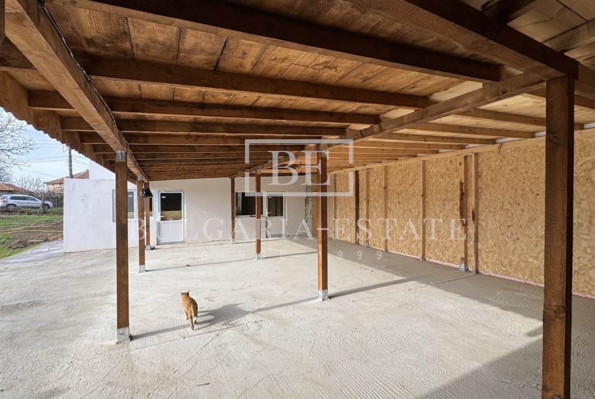 Прекрасна реновирана къща с голям двор – само на 12 км от центъра на Варна, с. Бенковски - 0