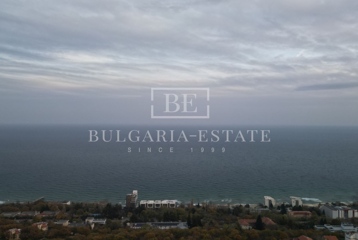 Новый трехэтажный дом со двором в Манастирском хребте - 0