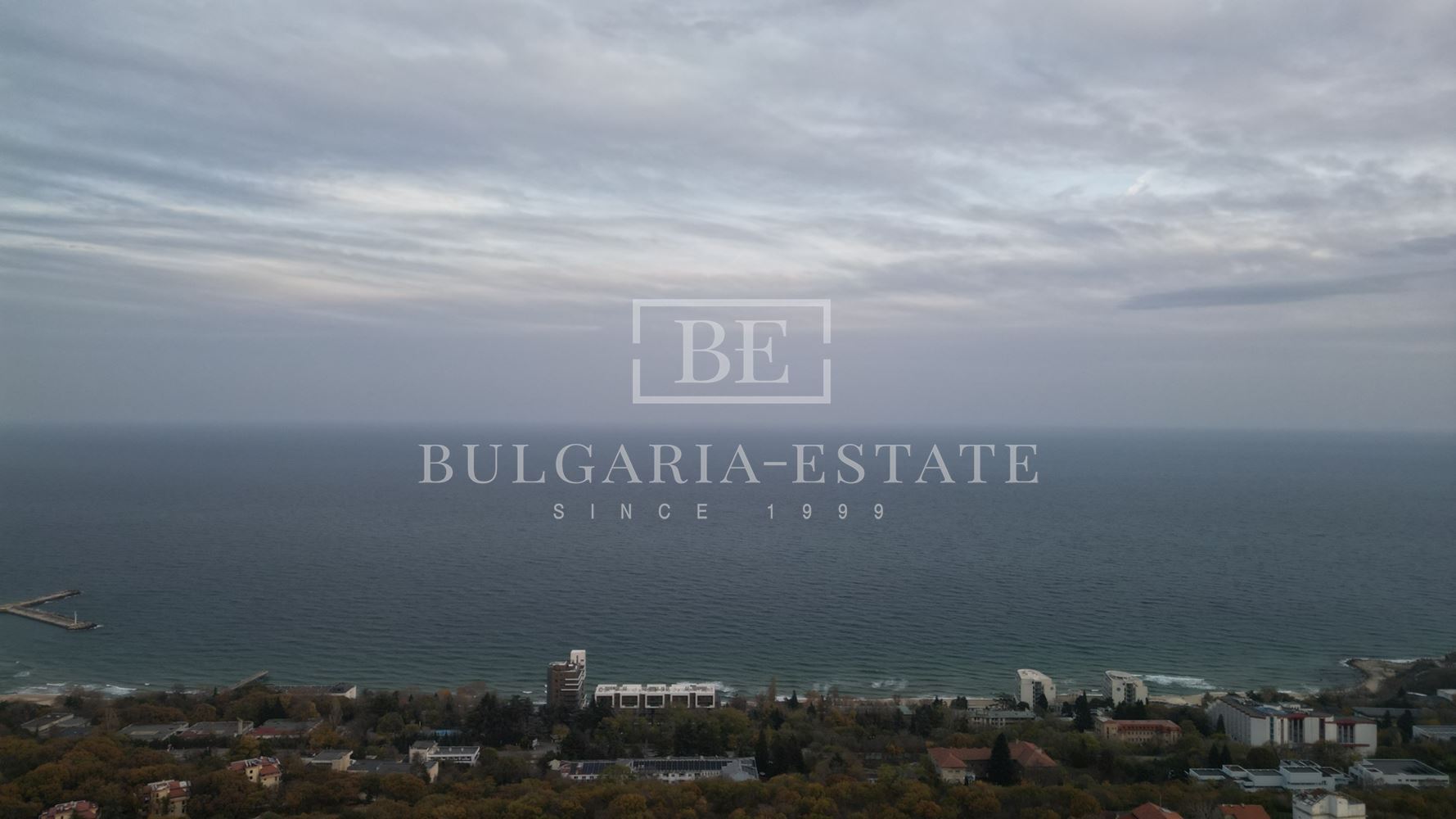 Новый трехэтажный дом со двором в Манастирском хребте - 0