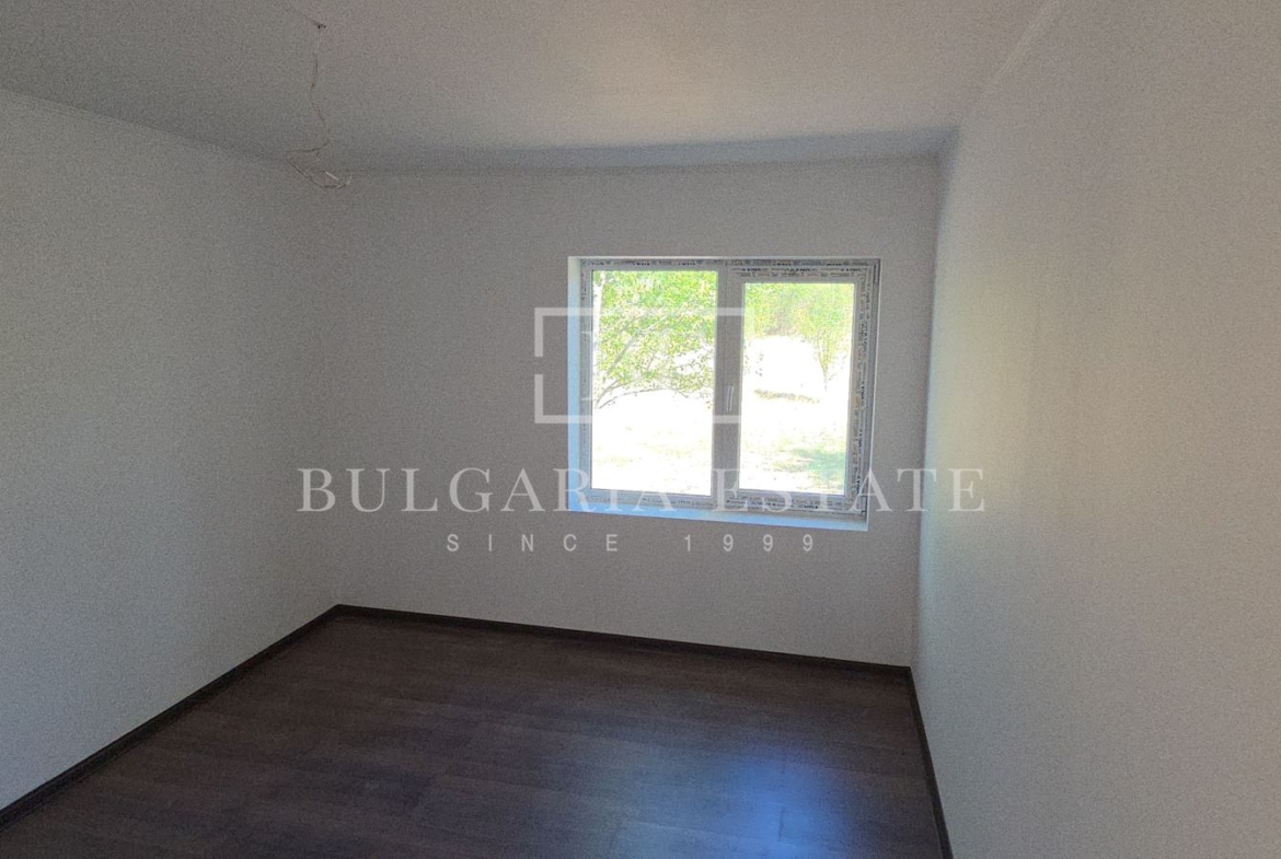 Реновирана къща с голяма градина - 0