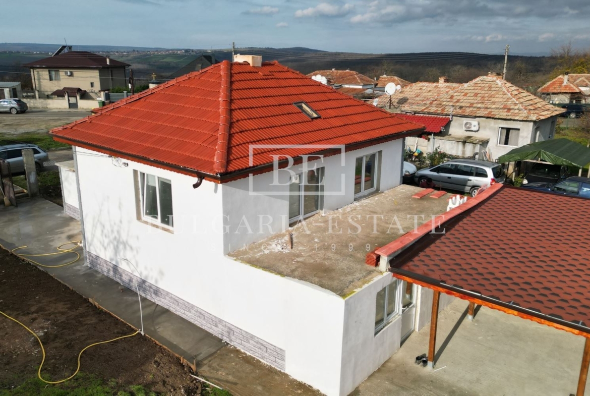 Прекрасна реновирана къща с голям двор – само на 12 км от центъра на Варна, с. Бенковски - 0