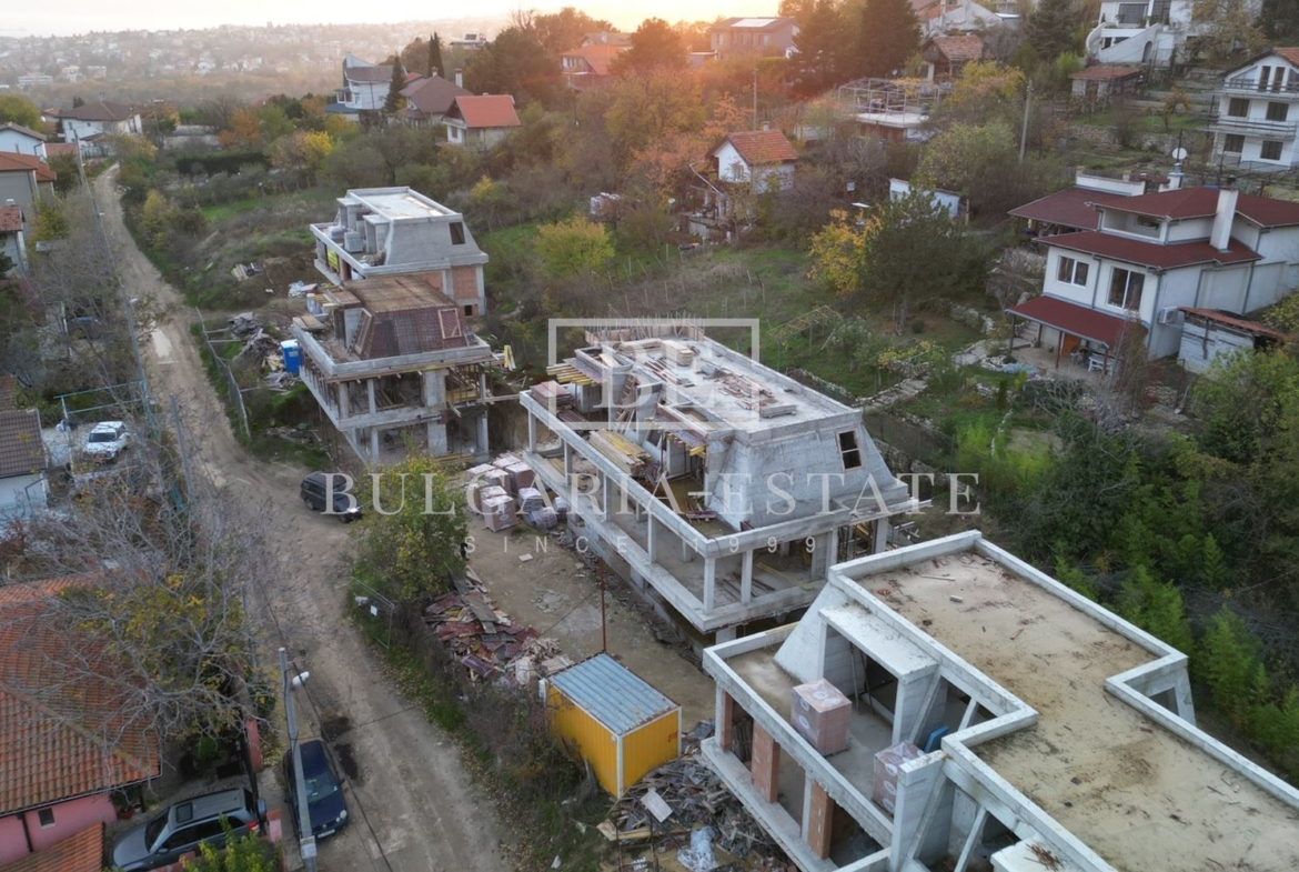 Новый трехэтажный дом со двором в Манастирском хребте - 0