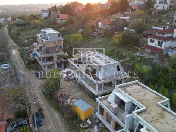 Новый трехэтажный дом со двором в Манастирском хребте - 0