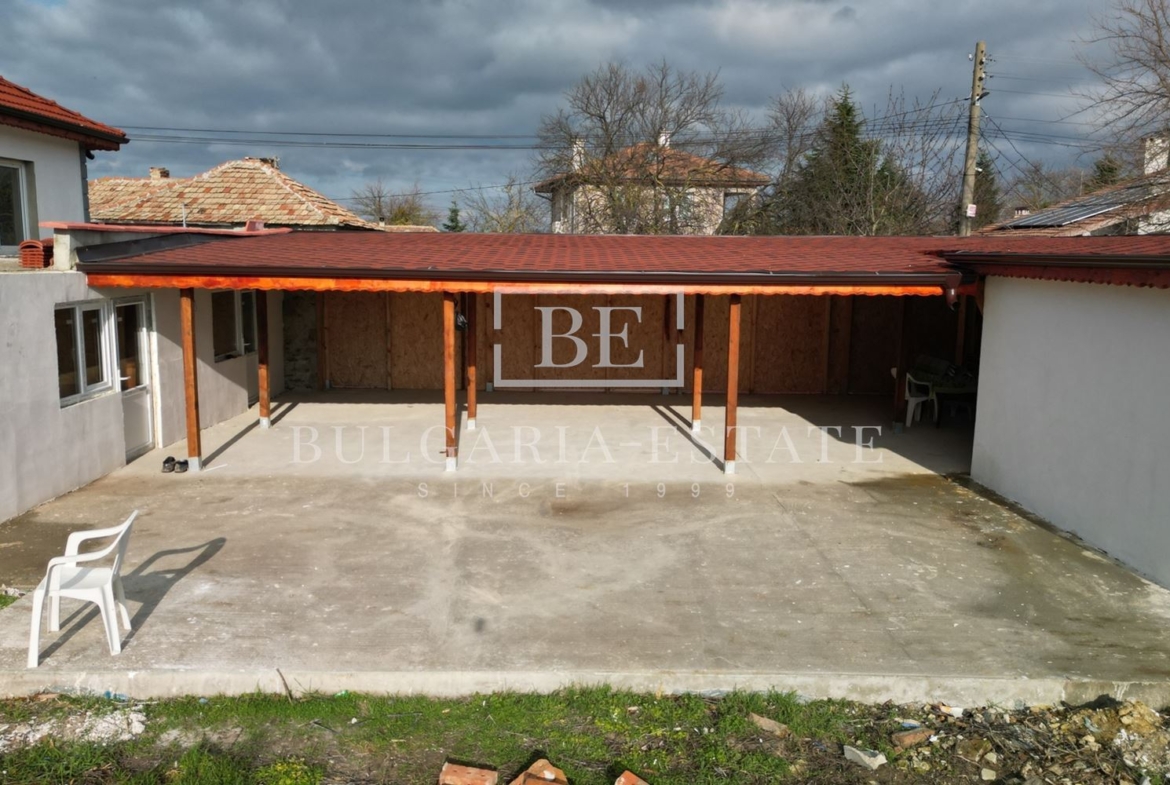 Прекрасна реновирана къща с голям двор – само на 12 км от центъра на Варна, с. Бенковски - 0