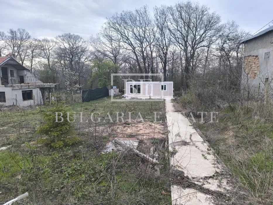 Парцел 570 кв.м. на асфалтов път с ток, вода, контейнерна къща и гора - 0
