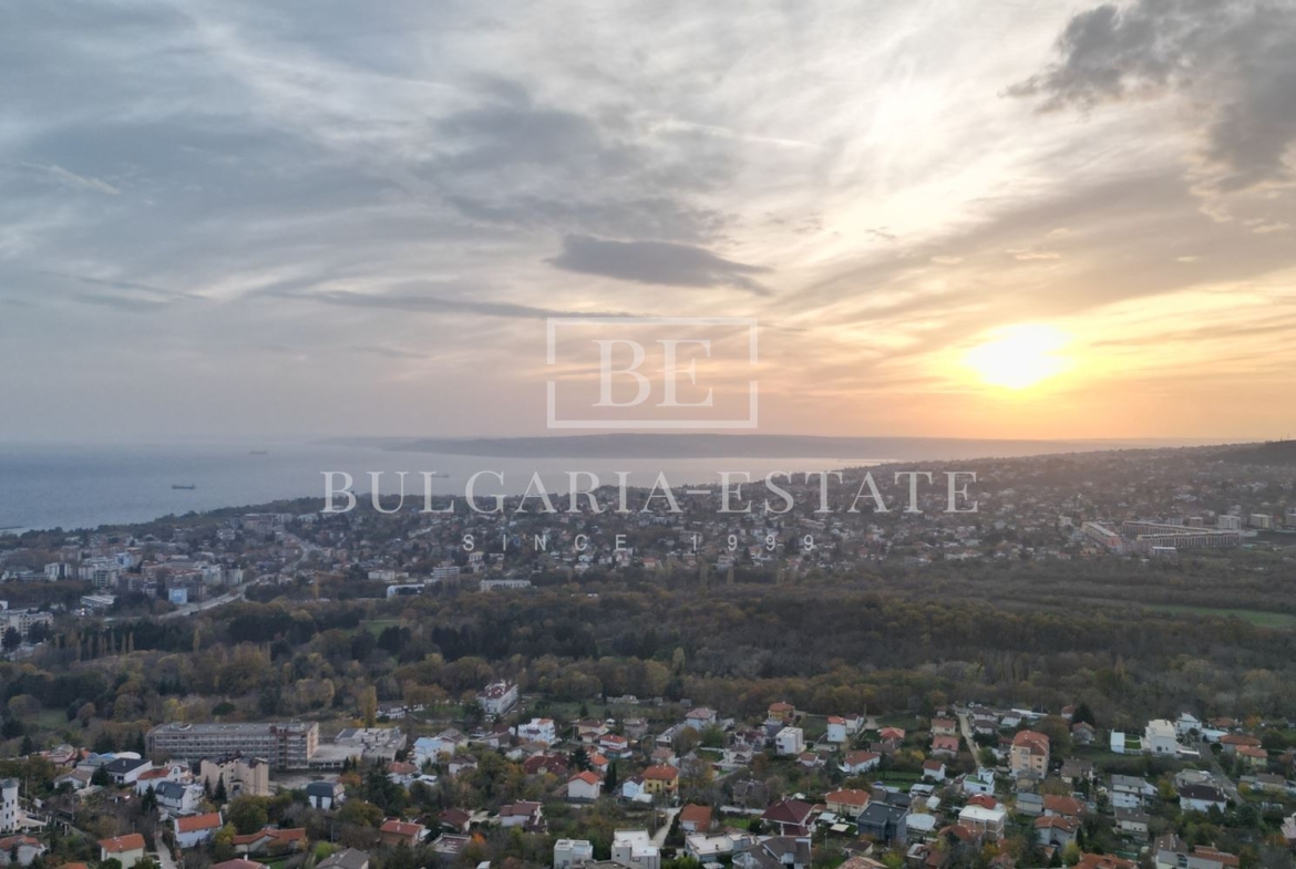 Новый трехэтажный дом со двором в Манастирском хребте - 0