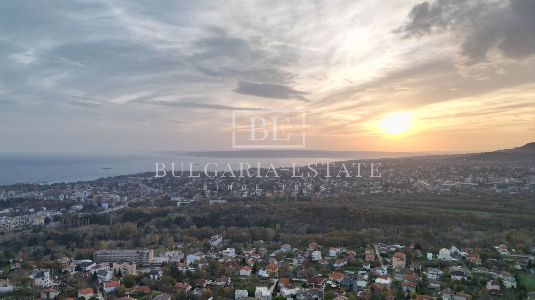 Новый трехэтажный дом со двором в Манастирском хребте - 0