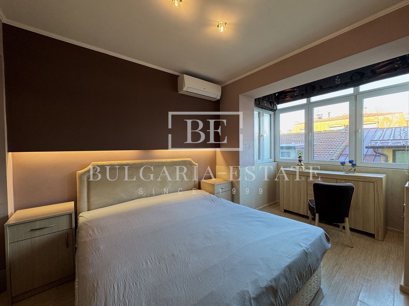 Елегантен тристаен апартамент, напълно обзаведен, в топ центъра на Варна-0 Елегантен тристаен апартамент, напълно обзаведен, в топ центъра на Варна - 0