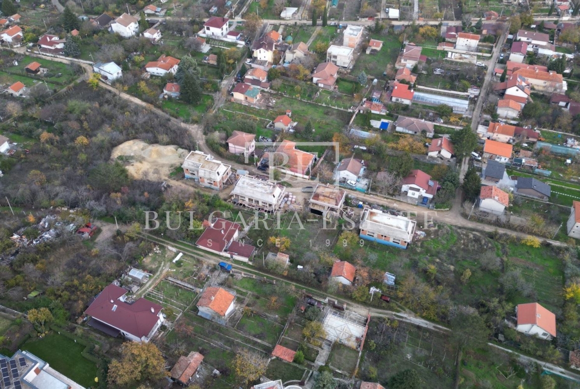 Новый трехэтажный дом со двором в Манастирском хребте - 0