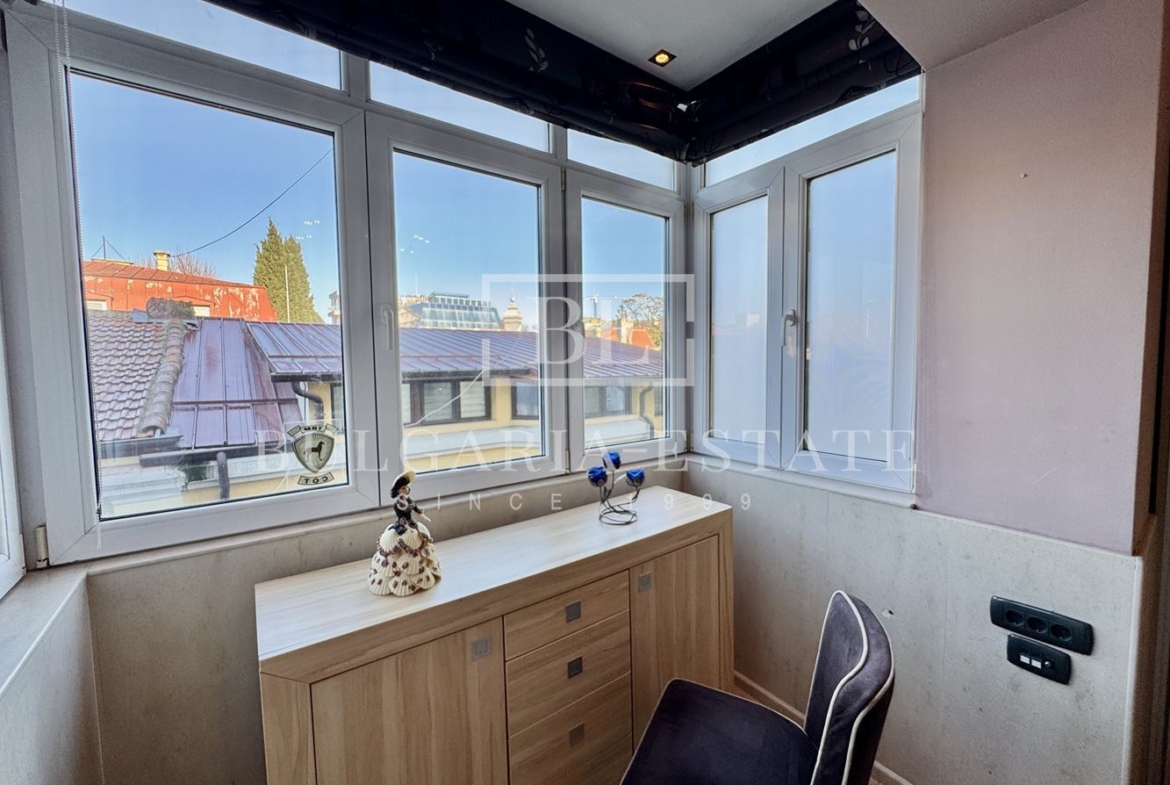 Елегантен тристаен апартамент, напълно обзаведен, в топ центъра на Варна - 0