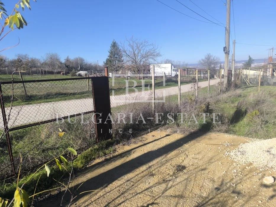 Парцел 570 кв.м. на асфалтов път с ток, вода, контейнерна къща и гора - 0