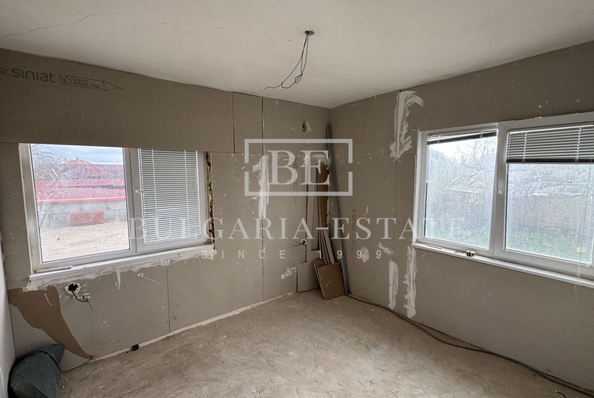 Прекрасна реновирана къща с голям двор – само на 12 км от центъра на Варна, с. Бенковски - 0