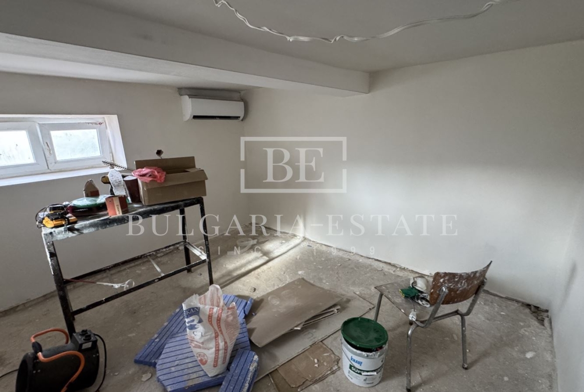 Прекрасна реновирана къща с голям двор – само на 12 км от центъра на Варна, с. Бенковски - 0