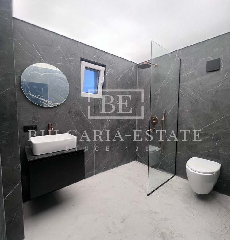 Просторен двустаен апартамент с две тераси в широкия център - 0