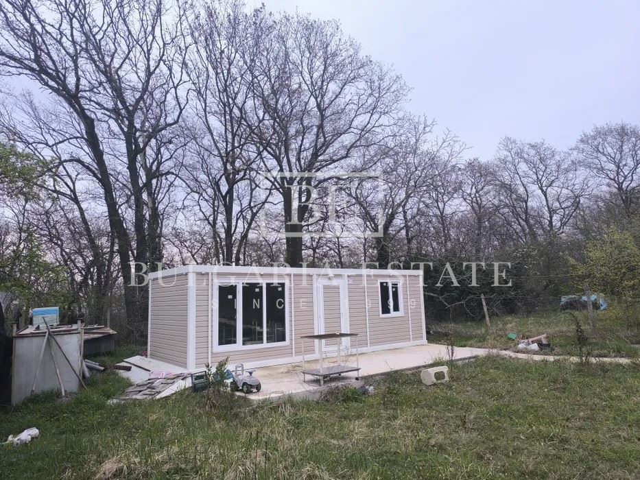 Парцел 570 кв.м. на асфалтов път с ток, вода, контейнерна къща и гора - 0