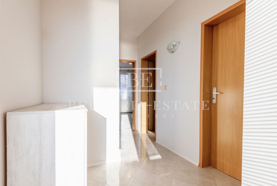 Тристаен апартамент с морска панорама – кв. Бриз + двоен гараж и паркомясто - 0