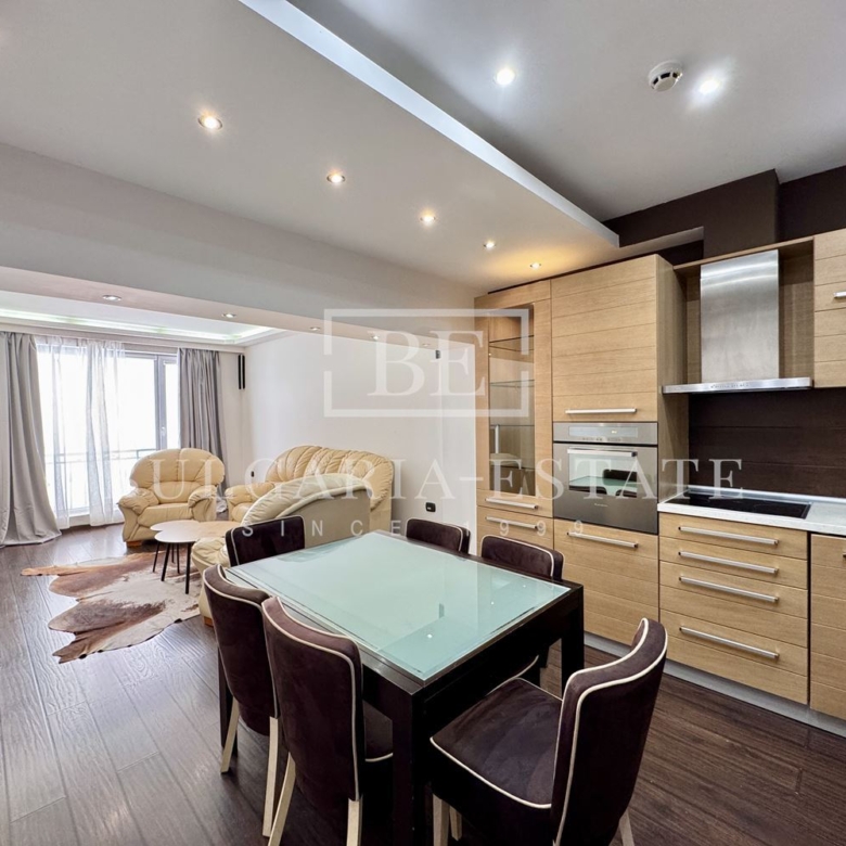 Елегантен тристаен апартамент, напълно обзаведен, в топ центъра на Варна - 0