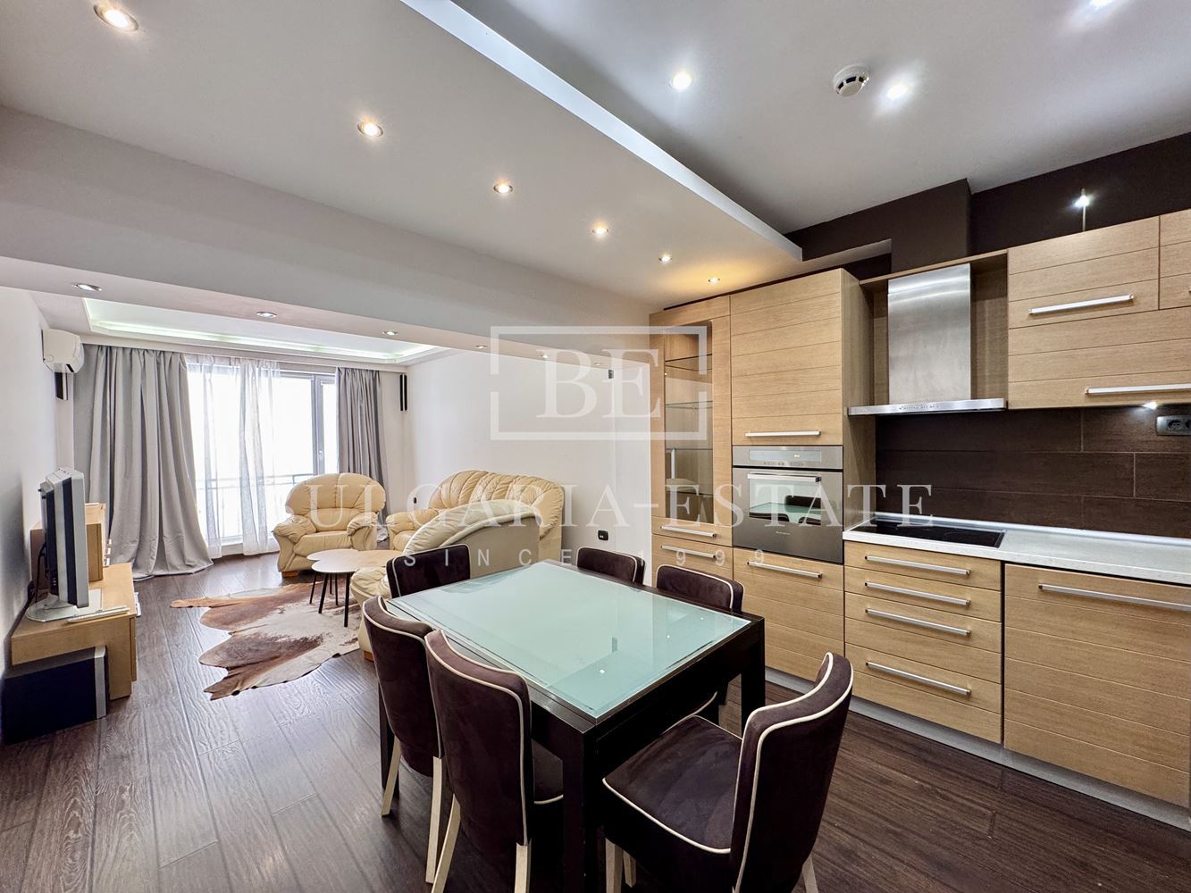 Елегантен тристаен апартамент, напълно обзаведен, в топ центъра на Варна-0 Елегантен тристаен апартамент, напълно обзаведен, в топ центъра на Варна - 0