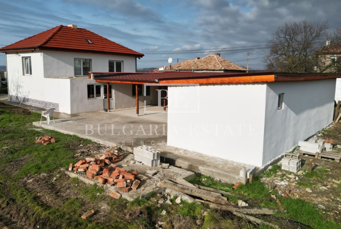 Прекрасна реновирана къща с голям двор – само на 12 км от центъра на Варна, с. Бенковски - 0
