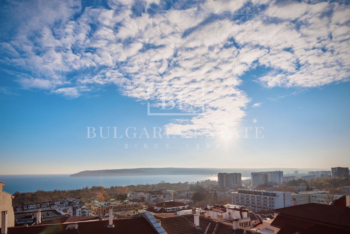 Тристаен апартамент с морска панорама – кв. Бриз + двоен гараж и паркомясто - 0