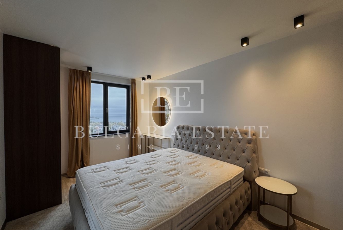 Stylish one-bedroom apartment for rent in an iconic building in. Breeze - 0