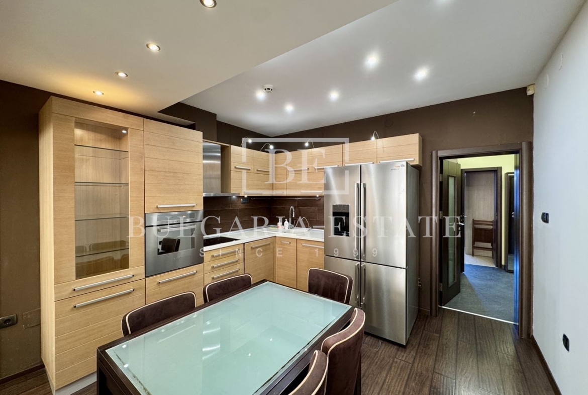 Елегантен тристаен апартамент, напълно обзаведен, в топ центъра на Варна - 0