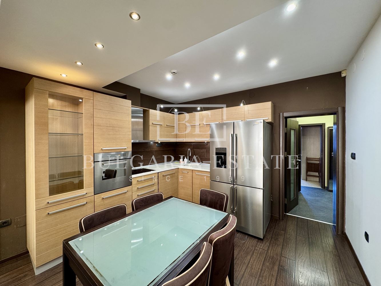 Елегантен тристаен апартамент, напълно обзаведен, в топ центъра на Варна-0 Елегантен тристаен апартамент, напълно обзаведен, в топ центъра на Варна - 0