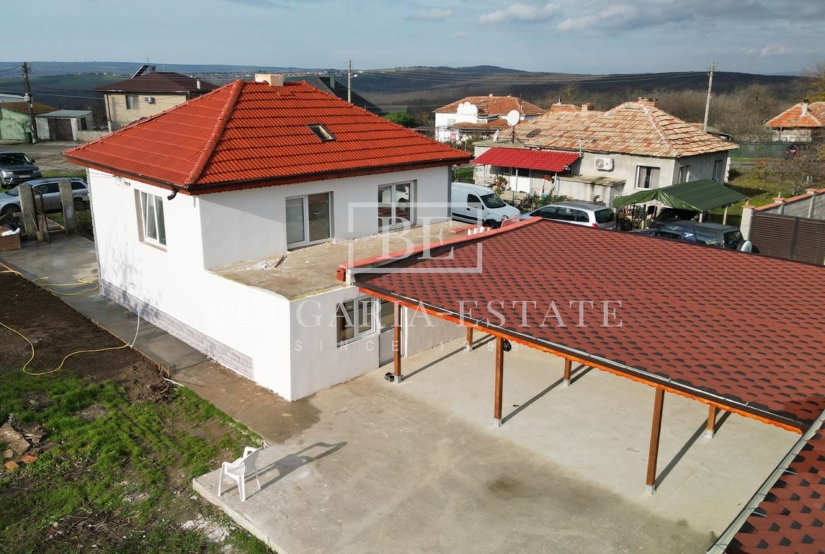 Прекрасна реновирана къща с голям двор – само на 12 км от центъра на Варна, с. Бенковски - 0