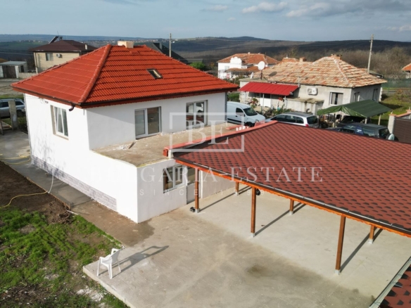 Прекрасна реновирана къща с голям двор – само на 12 км от центъра на Варна, с. Бенковски - 0