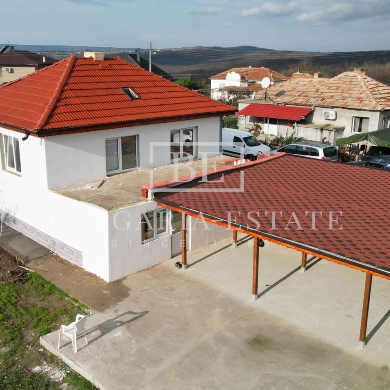 Прекрасна реновирана къща с голям двор – само на 12 км от центъра на Варна, с. Бенковски - 0