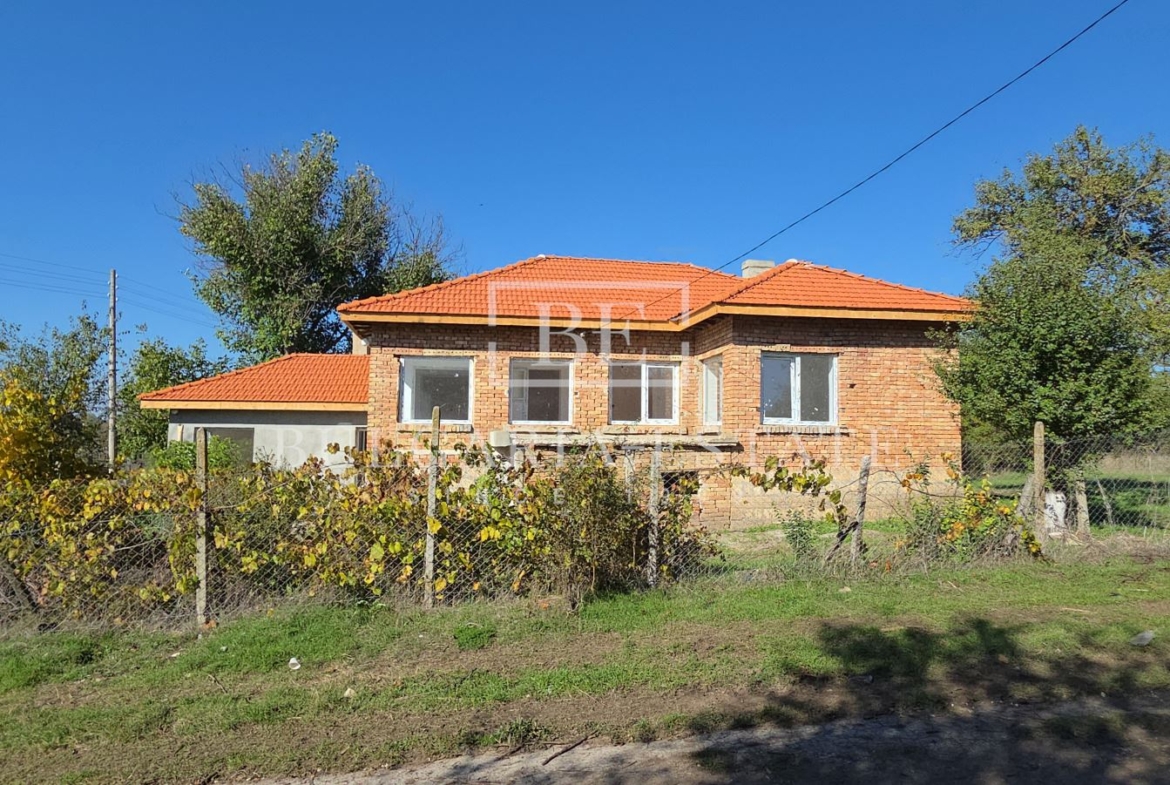 Реновирана къща с голяма градина - 0