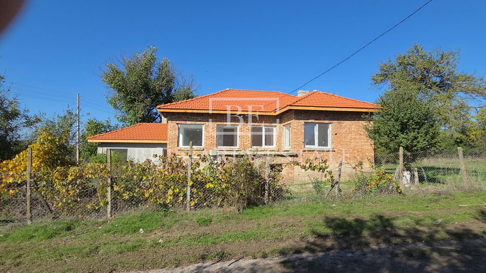 Реновирана къща с голяма градина - 0