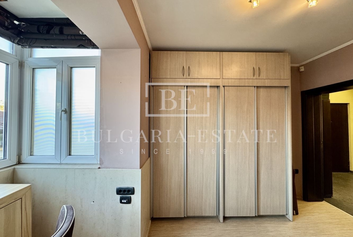 Елегантен тристаен апартамент, напълно обзаведен, в топ центъра на Варна - 0