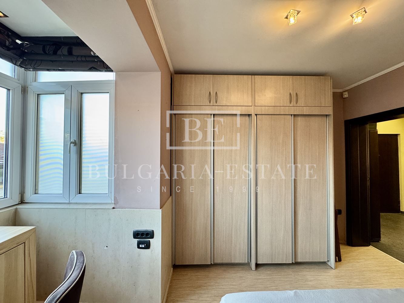 Елегантен тристаен апартамент, напълно обзаведен, в топ центъра на Варна-0 Елегантен тристаен апартамент, напълно обзаведен, в топ центъра на Варна - 0